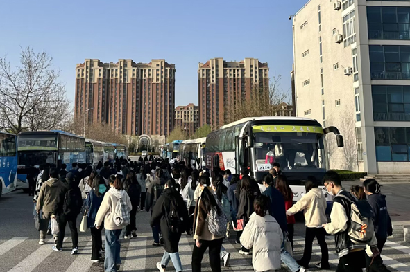 車(chē)輪上的暖心護(hù)航！煙臺(tái)“青衿巴士”定制專(zhuān)線(xiàn)服務(wù)7000學(xué)子逐夢(mèng)